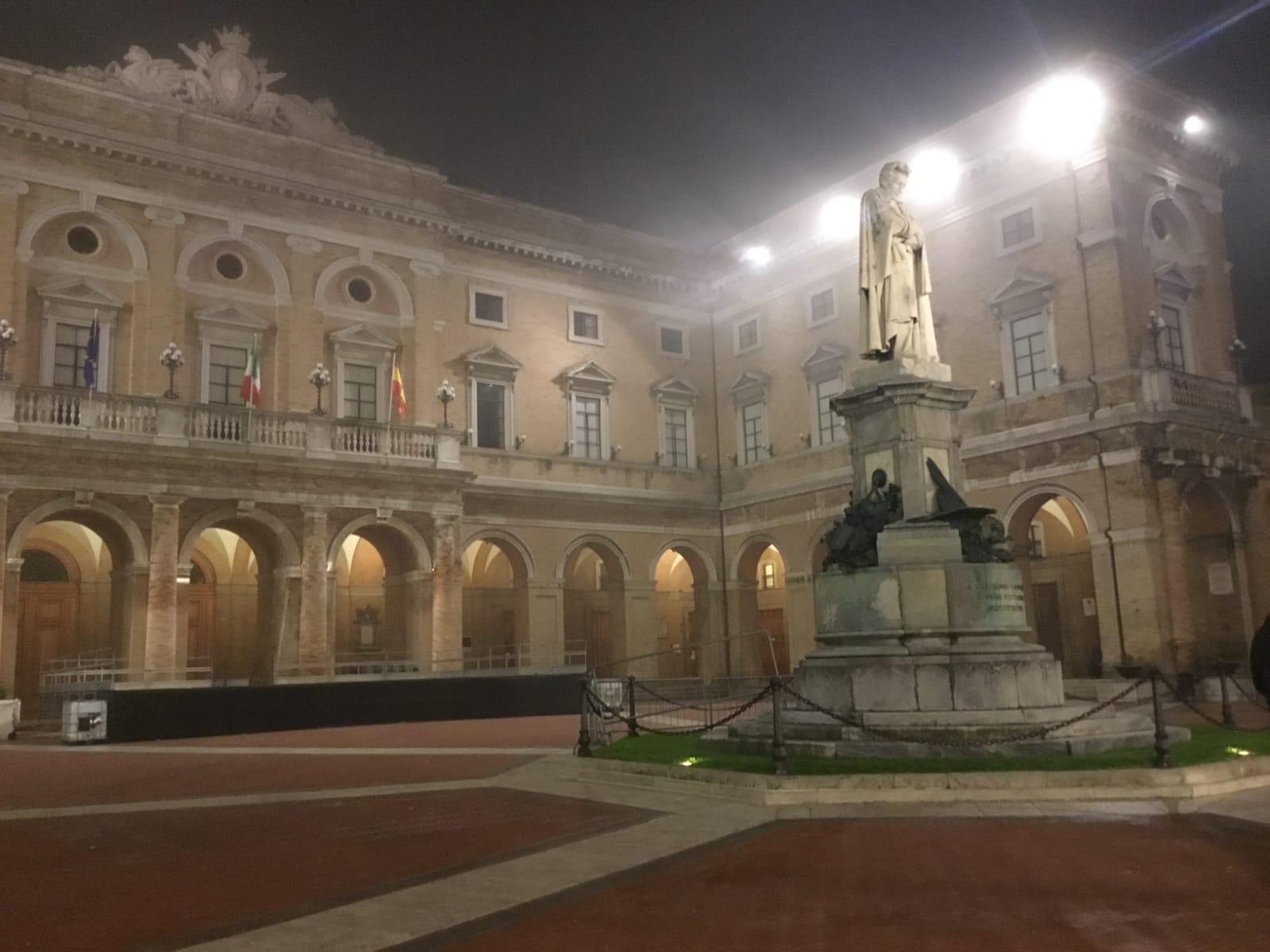 Statua di Giacomo Leopardi nella piazza principale di Recanati